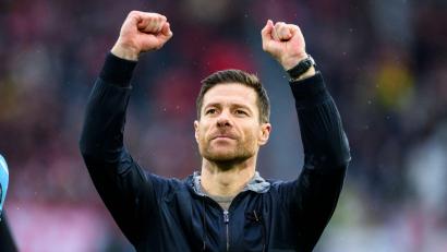 Bild: Tom Weller/dpa
Leverkusens Trainer Xabi Alonso jubelt nach dem Spiel.