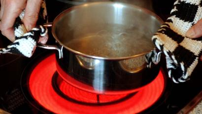 Symbolbild: Patrick Pleul/dpa
Auf dem Zimmer kochen ist in einer Asylbewerberunterkunft in Sulzbach-Rosenberg verboten. Ein Bewohner wollte das nicht einsehen - und ist ausgerastet.