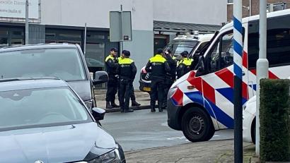 Bild: Aleksandar Furtula/AP/dpa
In der niederländischen Stadt Ede rückte die Polizei aufgrund einer Geiselnahme zu einem Großeinsatz aus.