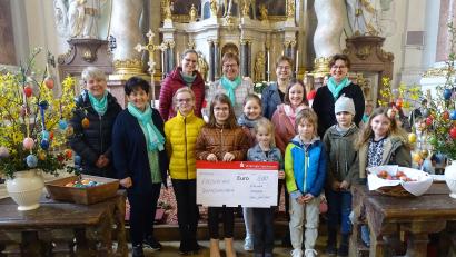 Bild: ll
Die 800-Euro-Spende geht an den Kinder- und Jugendchor sowie die Jugendgruppen der Pfarrei Michelfeld. Die Erwachsenen auf dem Bild von links: Marietta Neukam, Emilie Dietl, Bianca Fuchs, Brigitte Kormann, Martina Schmirler und Regina Lord.