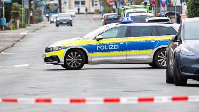 Bild: Moritz Frankenberg/dpa
In Nienburg in Niedersachsen ist bei einem Polizeieinsatz ein Mann tödlich verletzt worden. Eine Polizistin wurde angeschossen.