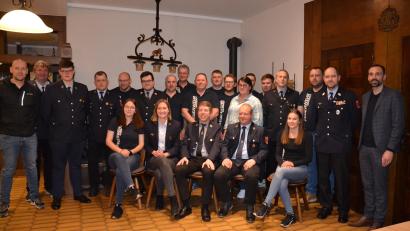Bild: gi
Der neue Vorstand der Feuerwehr Moosbach: Vorsitzender Sebastian Völkl (vorne, Mitte), 2. Vorsitzende Julia Hierold (vorne, Zweite von links), 3. Vorsitzender Markus Wittmann (vorne, Zweiter von rechts), Schriftführer Stefan Kopetzky (stehend Sechster von links), 1. Kassier Christian Landgraf (stehend Vierte von rechts), 2. Kassier Johannes Bäumler (stehend Neunter von rechts) sowie den Beisitzern. Dazu gratuliert Bürgermeister Armin Bulenda (rechts).