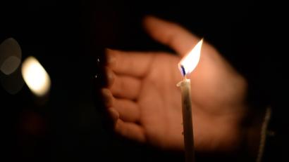 Symbolbild: Patrick Seeger/dpa
In Neuhaus an der Pegnitz hat ein Unbekannter den Altar in einer Kirche beschädigt, vermutlich mit einer Kerze.