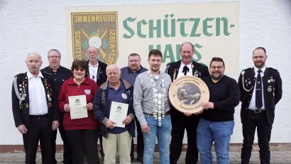 Bild: Schützengesellschaft Immenreuth/exb
Urkunden und eine Scheibe gab es in der Jahreshauptversammlung der Schützen. Von links Klaus Münch, Thomas Hößl, Roswitha Pilger, Peter Hößl, Manfred Pilger, Johann Wolf, Johannes Frauenholz, Roland Schäffler, Bürgermeister Thomas Kaufmann und Bastian Veigl.