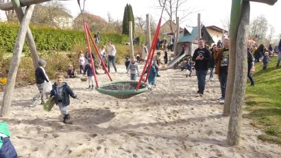 Bild: rn
Groß und Klein begeben sich im Generationenpark gemeinsam auf die Suche nach Ostereiern und so manch schokoladiger Leckerei.