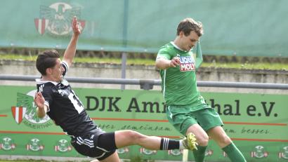 Bild: Hubert Ziegler
Kampf war Trumpf zwischen der DJK Ammerthal und dem VfB Eichstätt. In dieser Szene hindert Dennis Weidner (links) von der DJK seinen Gegenspieler gerade noch an der Flanke.