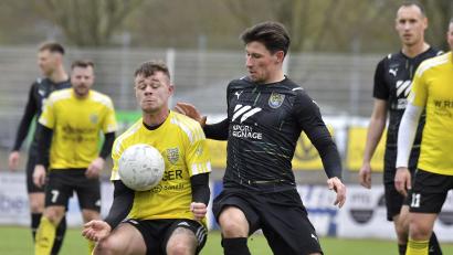 Bild: Hubert Ziegler
Tim Weisenberger (links) vom SV Hahnbach will in dieser Szene mit allen Mitteln den Ball vor Yannik Haller (rechts) vom FC Amberg abschirmen. Der FC entschied das Derby mit 3:1 für sich.