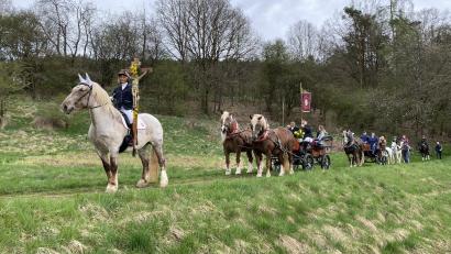 Bild: aub
Fast 40 Pferde, als Einzelreiter oder Gespann, machen sich heuer auf den Weg durch die Nabburg Altstadt durch Wald, Flur und Feld bis hinab zum Brünnl-Kirchlein an der alten Naab.