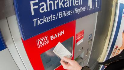 Symbolbild: Armin Weigel
Weil er für zwei Fahrten mit der Bahn keine Tickets gelöst hatte, musste sich ein 35-Jähriger nun vor dem Amtsgericht in Amberg verantworten.