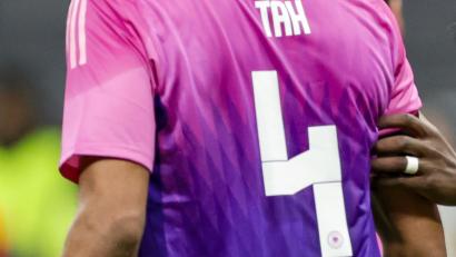 Bild: Christian Charisius/dpa
Deutschlands Jonathan Tah trägt das Adidas-Trikot mit der Rückennummer 4.