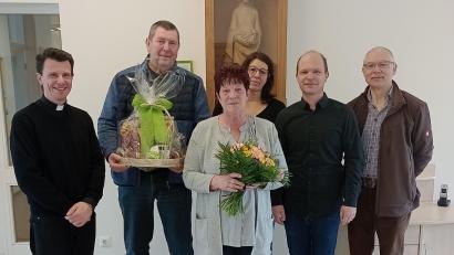 Bild: sei
Pfarrer Thomas Kohlhepp (links) verabschiedet Evi Pietruska in den Ruhestand.