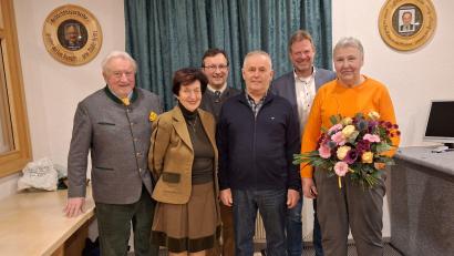 Bild: Petra Donhauser/exb
Ulrich, Eva-Maria und Ruppert Schmid (von links) sowie Bürgermeister Alwin Märkl (Zweiter von rechts) verabschiedeten Jagdvorsteher Theo Schadl und überreichten dessen Ehefrau Martha einen Blumenstrauß.