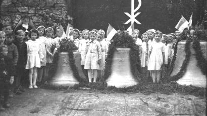 Bild: Archiv Rosi Hasenstab
Eingerahmt von den Kommunionkindern mit Schwester Sebastiana warteten die neuen Glocken an der Zwingermauer am 3. April 1949 auf ihre Weihe.