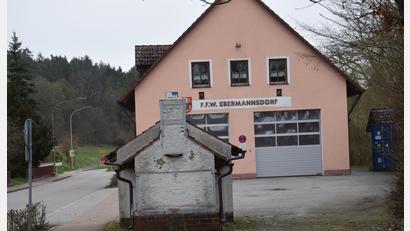 Bild: bö
Das bisherige Domizil der Ebermannsdorfer Feuerwehr. Wegen beengter Platzverhältnisse und einiger Mängel muss neu gebaut werden. Was den Standort für den Neubau angeht, sind nicht alle Gemeinderäte mit einem Areal bei den alten Tennisplätzen einverstanden.