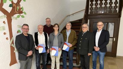 Bild: Musikverein Waldsassen/exb
Ehrungen gab es beim Musikverein Waldsassen. Im Bild (von links) Vorsitzender Peter Erl, Reinhold Tragl, Franz Bartl, Elisabeth Schiml, Josef Polata, Dieter Dendorfer und Bürgermeister Bernd Sommer.