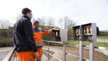Bild: kaz
Die Kläranlage in Erbendorf wurde mit neuer Technik ausgestattet. Der Vorteil: Sie verbraucht durch die neue Steuerung weniger Strom. Das hat Vorteile für die Stadt und die Bürger. Die Klärwärter Maximilian Winkler und Bernhard Fütterer kontrollieren den Sauerstoffanteil und die Temperatur in den Klärbecken.
