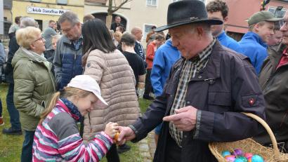 Bild: jr
Alois Wurm (rechts) ist seit 55 Jahren beim Oierhiartn in Mitterteich dabei.