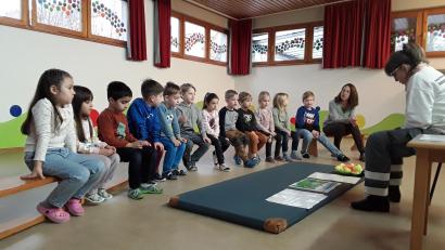 Bild: Angelika Schlegel/exb
Gespannt verfolgten die Kinder die Erklärungen zum richtigen Verhalten in einem Notfall.