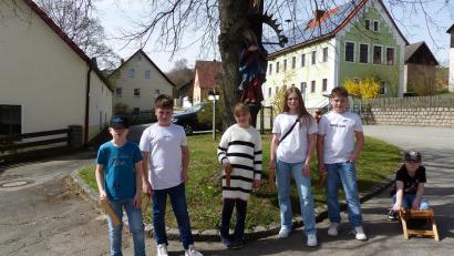 Bild: sl
In Döllnitz beginnen sie mit dem Ratschen am Dorfkreuz unter der Anleitung von Oberministrantin Leonie (Dritte von rechts) mit den amtierenden und den angehenden Ministranten.
