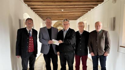 Bild: Christine Hollederer/exb
Die 2.000 Euro von "KulturAS" sind laut Landrat Richard Reisinger (Zweiter von links) bestens angelegt, nämlich in Menschlichkeit. Von links: Josef Schmaußer, Walter Heldrich, Helmut Heinl und Dieter Radl.