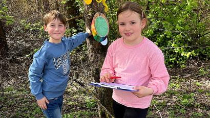Bild: R. Kreuzer
Ostereier suchen und zugleich Obstbäume bestimmen, die Kinder haben ihren Spaß.