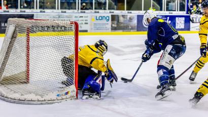 Archivbild: Tobias Neubert
Der Tilburger Torwart Cedrick Andree, der hier in der Partie am Karsamstag gegen David Elsner rettet, brachte die Blue-Devils-Angreifer auch am Ostermontag zur Verzweiflung.