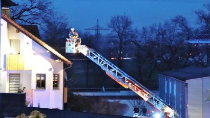 Bild: td
Mit der Drehleiter kontrollierte ein Mann der Schwandorfer Feuerwehr Fassade und Dach des betroffenen Hauses an der Neukirchner Straße in Ettmannsdorf-West.