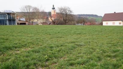 Bild: wel
Mit Blick auf Kirche und Rathaus (blaues Gebäude) liegt das Baugebiet "Am Heiglfeld" am Ortsrand von Dieterskirchen in Richtung Prackendorf und bietet sechs Bauparzellen.