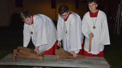 Bild: Kunz
Ganz schön Krach machen die Ministranten in der Osternacht vor der Herz-Jesu-Kirche mit ihren Ratschen und Klappern.