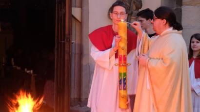 Bild: do
Die Feier der Auferstehung begann in der Pfarrei St. Laurentius in Eschenbach am Sonntagmorgen mit der Segnung des Osterfeuers und mit dem Entzünden der Osterkerze. Sie symbolisiert den Sieg über die Dunkelheit.
