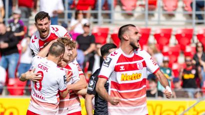 Bild: Sascha Janne
Jahn-Spieler Christian Viet (Nummer 10) wird für sein 1:0 gegen Halle gefeiert.