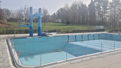 Bild: sne
Der Sprungturm im Grafenwöhrer Waldbad erfüllt heutige Sicherheitsstandards nicht mehr. Neue Metalltürme sollen ihn ersetzen.