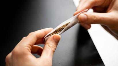 Bild: Hannes P Albert/dpa
Ab heute ist es erlaubt, Cannabis zu rauchen.