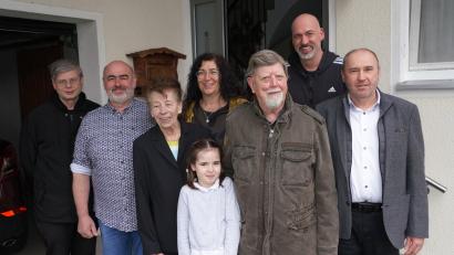 Bild: fvo
Alfons Ertl (Dritter von rechts) feiert mit seiner Familie und vielen Gratulanten seinen 85. Geburtstag. Mit dabei seine drei Kinder Peter (Zweiter von links), Claudia (Mitte) und Roman (Zweiter von rechts).