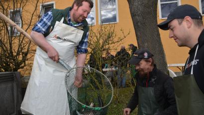 Bild: dob
Frischer geht nicht: Weiherbesitzer und Vereinsmitglied Josef Fichtl aus Waldthurn (links) liefert die heimischen und qualitätsvollen Fische an der Alten Turnhalle an.