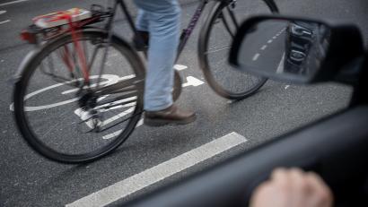 Symbolbild: Sebastian Gollnow/dpa
Eine offensichtlich stark alkoholisierte Radfahrerin hat die Polizei in Sulzbach-Rosenberg angehalten.