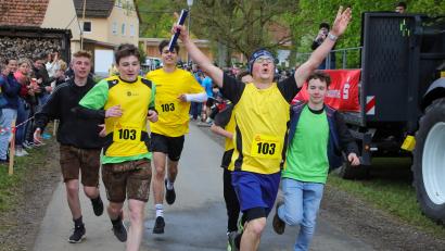 Archivbild: Wolfgang Steinbacher
Tolle Momente im vergangenen Jahr im Ziel des Landkreislaufs in Kirchenreinbach: Das Team der Gastgeber freute sich über Platz 53 wie über den Gesamtsieg.