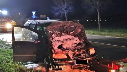 Bild: td
Nur noch Schrottwert hat ein Van aus dem Raum Regensburg, der am Ostersonntag unweit des Klardorfer Kreisels plötzlich in Brand geriet.