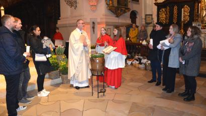 Bild: jr
Stadtpfarrer Dr. Thomas Vogl (Mitte) spendete dem kleinen Max (links) und Elias am Samstag im Rahmen der Osternachtfeier in der Basilika das Sakrament der Taufe. Nicht nur für die Eltern der Kleinen ein sehr beeindruckendes Erlebnis. Die Kinder ließen die Taufe seelenruhig über sich ergehen.