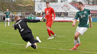 Bild: Gebert
Die Entscheidung in Mitterteich: Marco Kießling (rechts) lupft den Ball über Gästetorwart Felix Bischoff ins Netz. Der SV Mitterteich bezwang den SV Buckenhofen mit 2:0.
