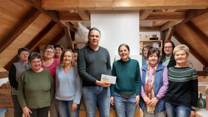 Bild: Brigitte Meyer/exb
Die Bastelgruppe der KLB Wernersreuth übergab eine 600-Euro-Spende für Spezialisierte Ambulante Palliativversorgung (SAPV) in Neustadt/WN an Mathias Rössle und Dr. Margarete Pickert (Fünfte von rechts).