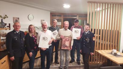 Bild: Melanie Riedl/exb
Ehrungen standen bei der Feuerwehr Kondrau an. Im Bild (von links) Vorsitzender Bernhard Müller, Dritte Bürgermeisterin Katja Bloßfeldt, Konrad Thoma, Ludwig Weiß, Arthur Glaser, Helmut Gegenfurtner und stellvertretender Kommandant Michael Richtmann.