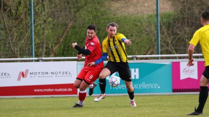 Bild: Dieter Jäschke
Julian Schindler (links), hier im Zweikampf mit Lukas Zeitler, erzielte alle drei Tore beim 3:0-Erfolg des TSV Waldershof beim FC Tirschenreuth.