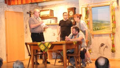 Archivbild: pi
Die Theatergruppe hat ihr Publikum nach drei Jahren Pause mit dem Lustspiel "Denn sie wüssten gern, was sie tun" begeistert.