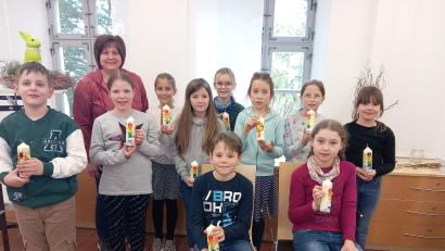 Bild: Stadt Tirschenreuth/exb
Sabine Stier freut sich mit den Kindern über die selbst gebastelten Osterkerzen.