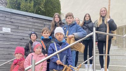Bild: Alois Bauer/exb
Die Ratschenkinder 2024 vor dem Aufgang zur Kirche.