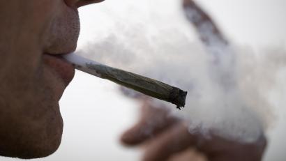 Symbolbild: Sebastian Gollnow/dpa
Die Oberpfälzer Polizei beschreibt den Start der Cannabis-Legalisierung zum 1. April als "ruhig".
