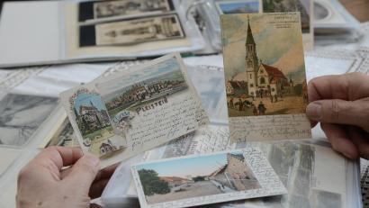 Bild: bey
Die Postkarten wurden vor über einhundert Jahren per Hand gemalt und nachträglich coloriert. Die Rückseite diente nur zur Aufnahme der Adresse des Empfängers. Grüße mussten in das Bild auf der Karte geschrieben werden.