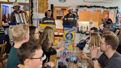 Bild: Feuerwehr Unterlind/exb
Die Gstanzl-Band sorgte beim Starkbierfest der Feuerwehr Unterlind für viele Lacher.