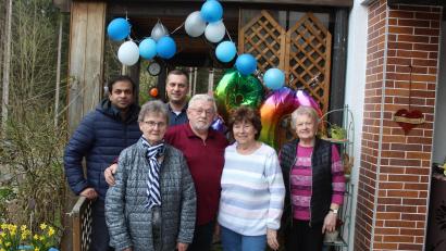 Bild: soj
Pfarrer Pater Anish George (von links), Christa Schiener und Bürgermeister Wolfgang Söllner sowie Helga Bayer (von rechts) und Gerda Kern gratulierten Helmut Beregsasi zum 80. Geburtstag.